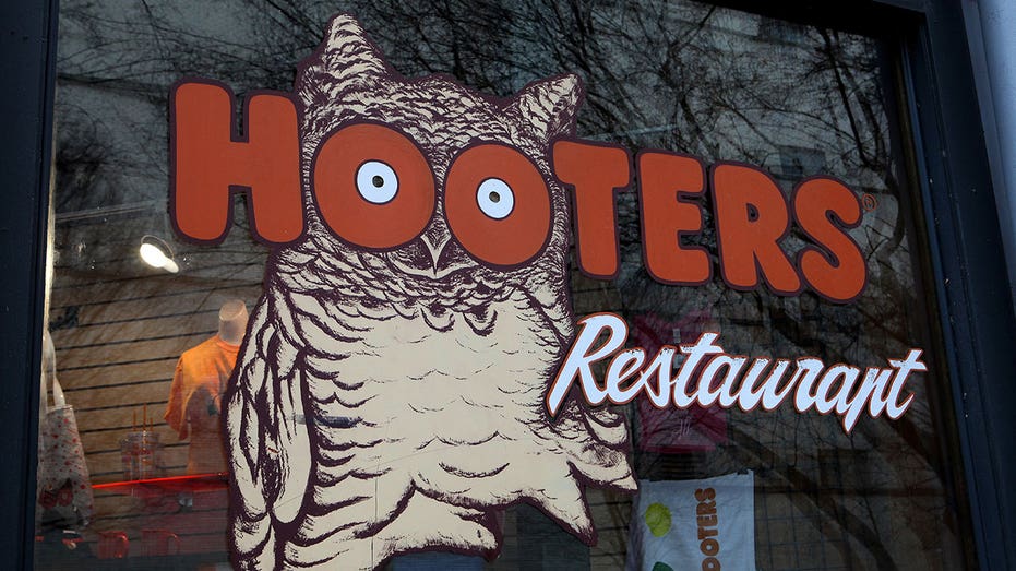 Hooters sign